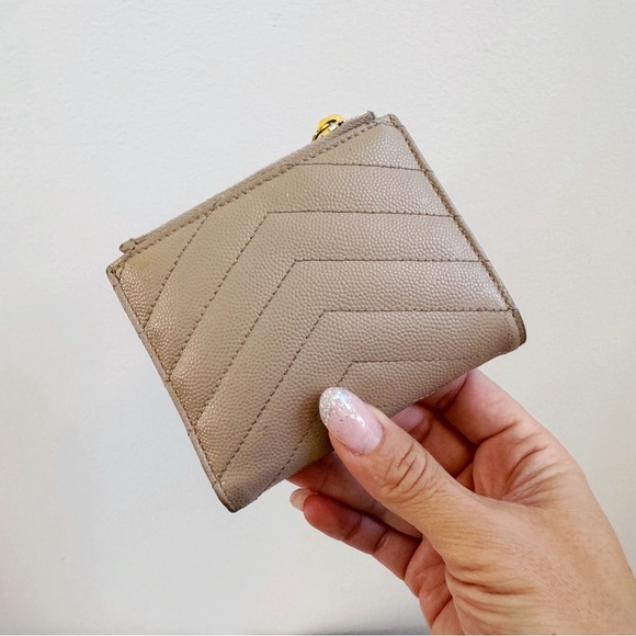 SAINT LAURENT CASSANDRE MATELASSÉ BI-FOLD WALLET Dark Beige - Picture 4 of 15